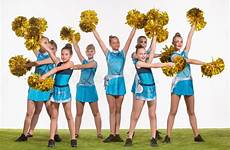 witte groep cheerleaders groupe adolescence majorettes posant gymnastics