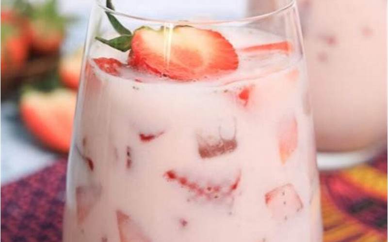 Strawberry Agua Fresca de Leche: The Perfect Refreshment on a Hot Day