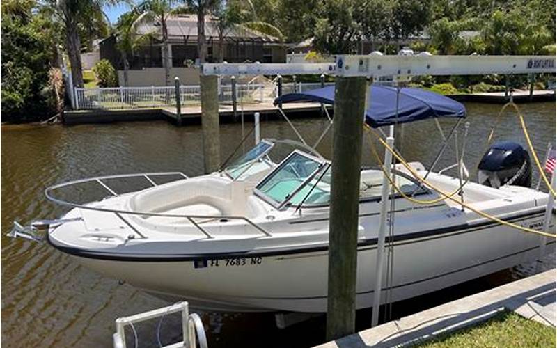 Boston Whaler Ventura 210 Fishing