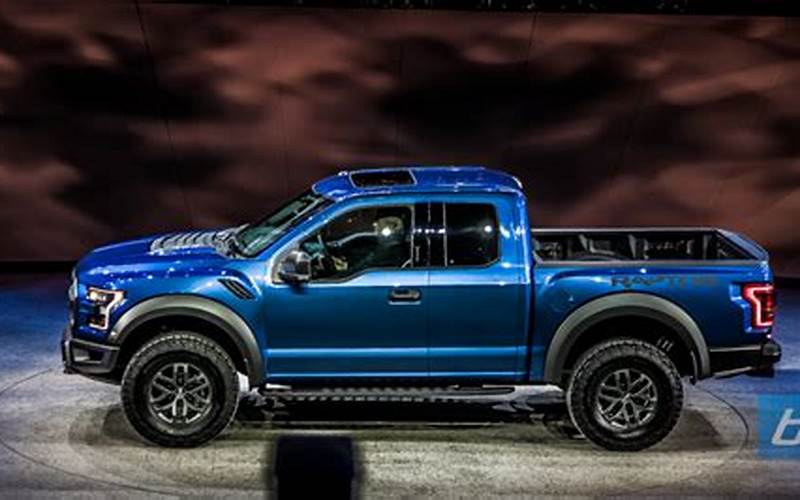 Ford Raptor 2016 Side View