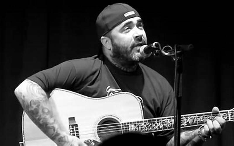 Image Of Aaron Lewis Performing Live On Piano