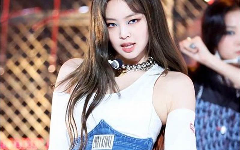 Jennie Crop Top And Jeans