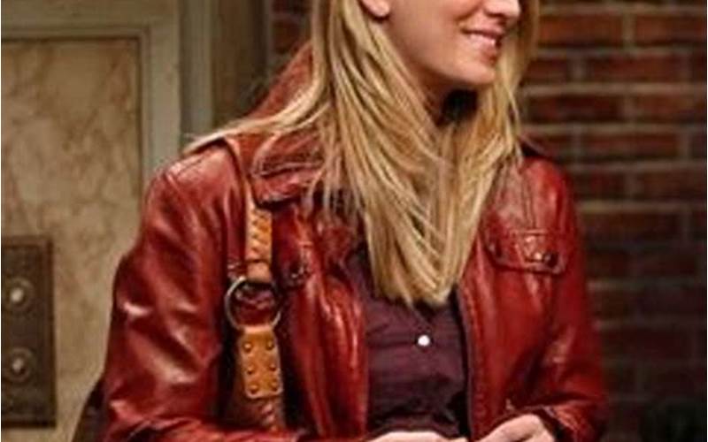 Kaley Cuoco In Leather Accessories