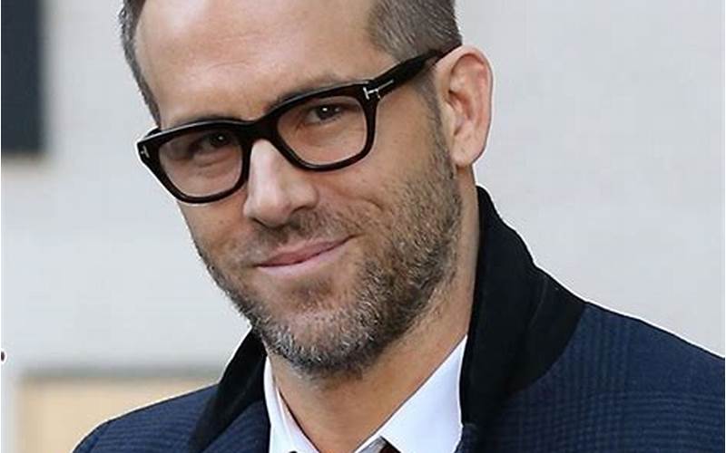 Ryan Reynolds with Glasses: The Surprising Look of the Popular Actor