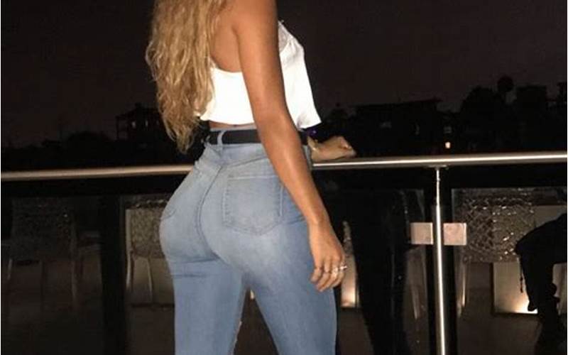Sommer Ray in Thongs: An Insight into the Trending Fashion