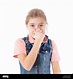 Mädchen hält ihre Nase wegen einer schlechten Geruch Stockfotografie ...