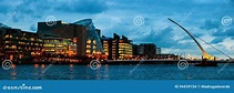 Samuel Becket Bridge En La Puesta Del Sol En Dublín, Irlanda Imagen de ...