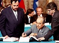 Konstantínos Mitsotákis signe l'Accord sur l'Espace économique européen ...