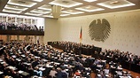 ZeitZeichen - 8. Dezember 1976: Bundestag verabschiedet Neuregelung der ...