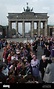 La reina Isabel II en la Puerta de Brandenburgo, Berlín, Alemania ...