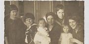 Katia Mann. Brustbild mit ihren Kindern, von links: Monika Mann, Golo ...