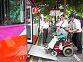 輪椅族上低底盤公車 司機下車拉斜板 - 地方 - 自由時報電子報