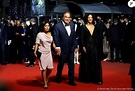 Oliver Stone et son épouse (à droite) à la montée des marches du film ...