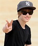 La ropa de Justin Bieber: Justin Bieber con gorra gris y camiseta negra