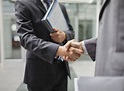 7 Tips on the Right Way to Shake Hands
