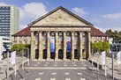 Malerei im Kongress Palais in Kassel: Sattes Blau trifft auf ...