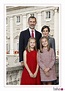 Posado oficial de Navidad de los Reyes Felipe VI y Doña Letizia junto a ...