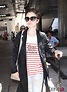 Lily Collins sin maquillaje y cubriéndose los ojos con una grandes ...