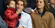 Jean Sarkozy et Pierre Sarkozy dans les tribunes du Parc des Princes le ...