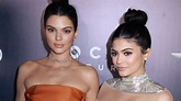 Heiß? Hier züngeln die Schwestern Kylie und Kendall Jenner | Promiflash.de
