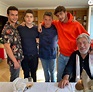 Benjamin Castaldi, ses fils Julien, Enzo et Simon, et Jean-Pierre ...