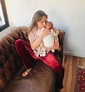 Actriz María Gracia Omegna posa junto a su bebé de 6 meses en medio de ...