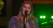Kelly Clarkson performs Lady Gaga’s ‘Poker Face’ - Variety Show