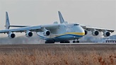 Die Antonov An-225, das größte Flugzeug der Welt, hebt nach ...