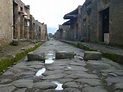 Una calle de la ciudad de Pompeya, conservada gracias a la erupción del ...