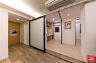簡約木色家居 玻璃間隔劃分房間與客飯廳 | DesignIDK