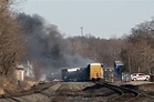 Descarrilamiento de 50 vagones de un tren en Ohio causa un incendio y ...