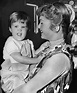 Homenagem: 10 fotos antigas mostram infância de Carrie Fisher com a mãe ...