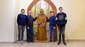 Schüler weihen Holzstatue von Fürst Borwin in Rostock ein | NNN