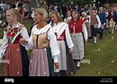 Las parejas en sueco tradicional desfile de trajes típicos en la fiesta ...