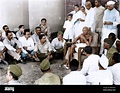 Mahatma Gandhi con oficiales del Ejército Nacional de la India, Delhi ...