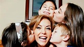 Laura Flores y sus hijos biológicos y adoptados, unidos por el amor ...