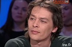 Ari Boulogne est-il le fils d’Alain Delon ? La justice va bientôt ...