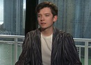 Asa Butterfield: Estatura altura, cuánto mide, pareja, novia, edad, padre