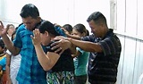 Raimundo praying for the pastor and his wife Raimundo orando por el ...