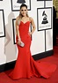 Ariana Grande de rojo pasión en la alfombra roja de los Grammy 2016