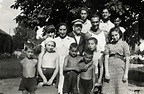 Janusz Korczak poses with children and staff in his orphanage ...