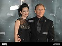 El actor de Hollywood, Daniel Craig (R) y su novia Satsuki Mitchell ...