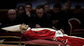 Emeritierter Papst Benedikt XVI. aufgebahrt im Petersdom aufgebahrt
