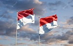 Belas bandeiras dos estados de mônaco e indonésia juntas no céu azul ...