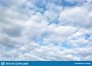 Cielo Primaveral Con Nubes Flotantes Lentamente Foto de archivo ...