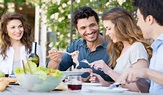 7 claves para comer con tus amigos y seguir tu dieta | Salud180