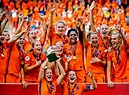 ‘Oranje Leeuwinnen’ verdienen over vier jaar evenveel als de mannen - NRC