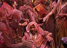 Las viudas se saltan la tradición y celebran el festival de Holi en India
