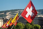Banderas De Suiza Y La Ciudad De Ginebra En Un Puente En Ginebra ...