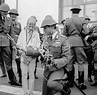 DDR-Fotoarchiv: Berlin - Junge Pioniere überreichen Soldaten der NVA ...